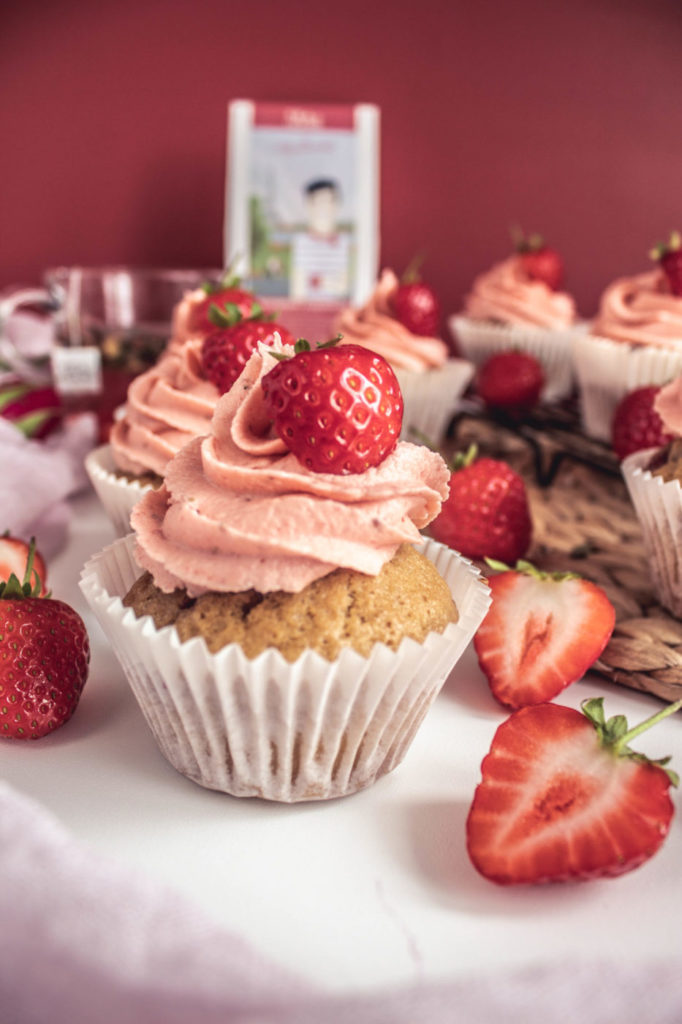 The Romantic - STRAWBERRY & CHAMPAGNE CUPCAKES